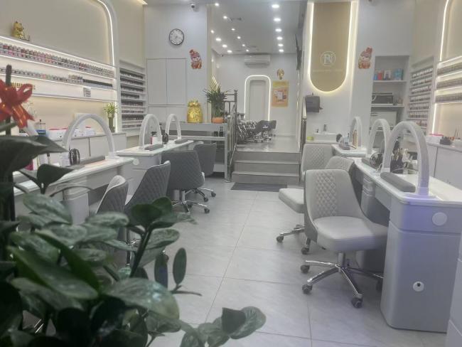 曼哈顿下城地铁口旺铺美甲店 class=