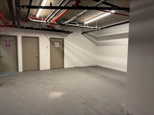 旺铺招租手快才有：罗斯福大道108街一楼新店面约700呎+两个洗手间+地下室约1 class=