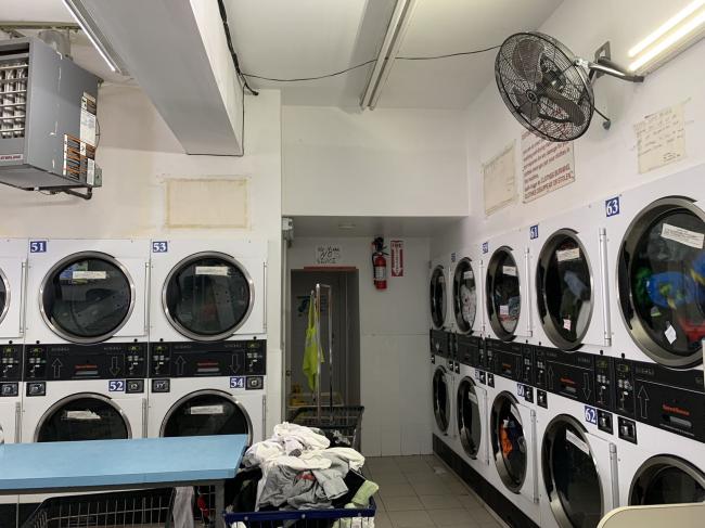 30多年街角洗衣店，64台机器(12年新，已付清），约2200尺店面6-7个车位 class=